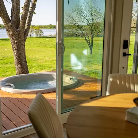 Charming 2Br Lakeside Guest House